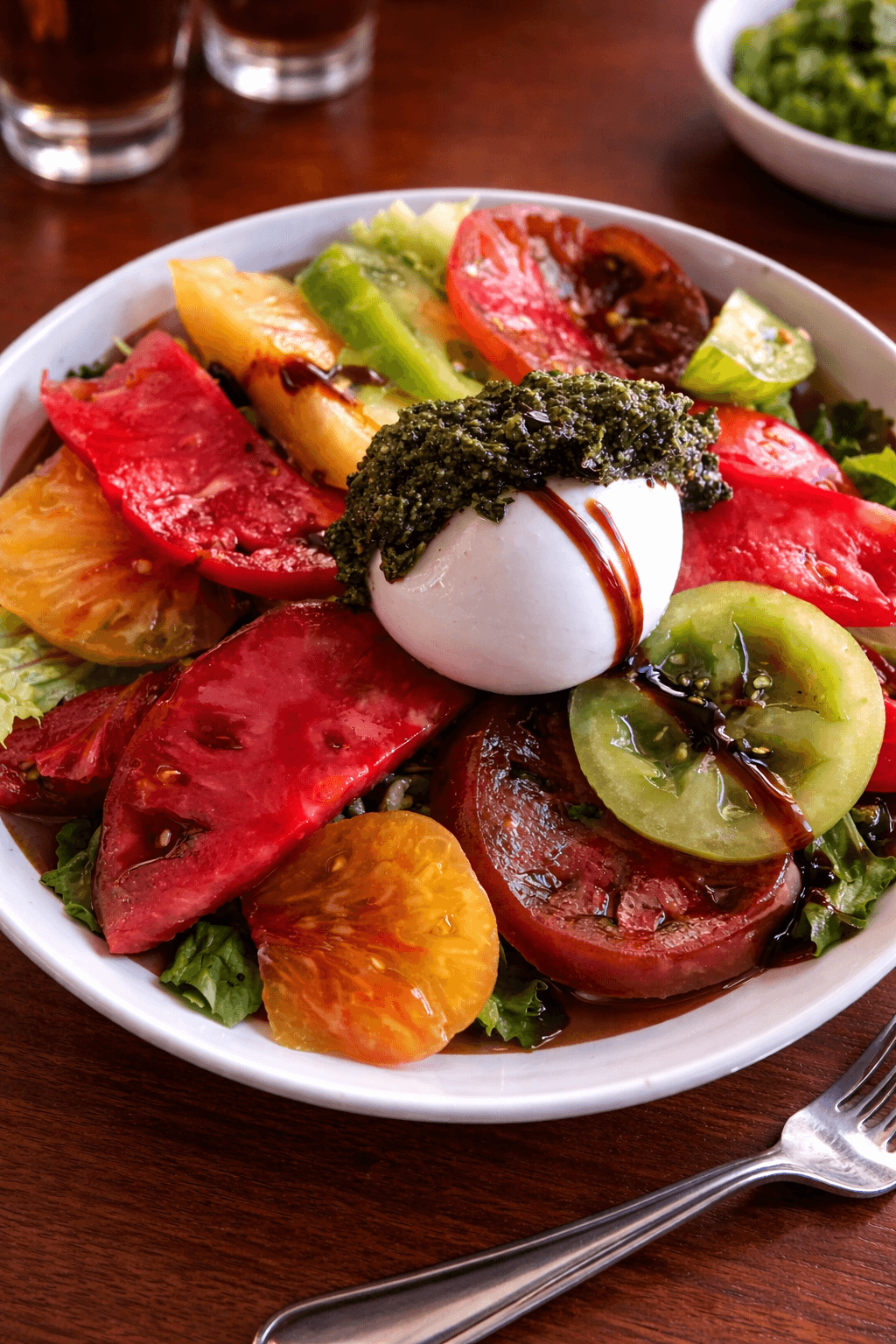 Un bol de salade composée avec avocat, légumes et sauce.